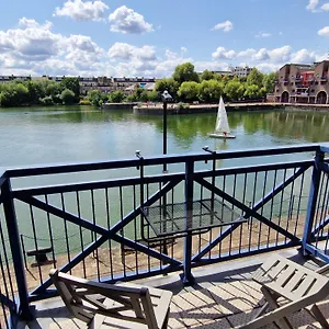 Wapping 700sqft 2 Bedroom - South Facing Dockside Views - Secure Parking London
